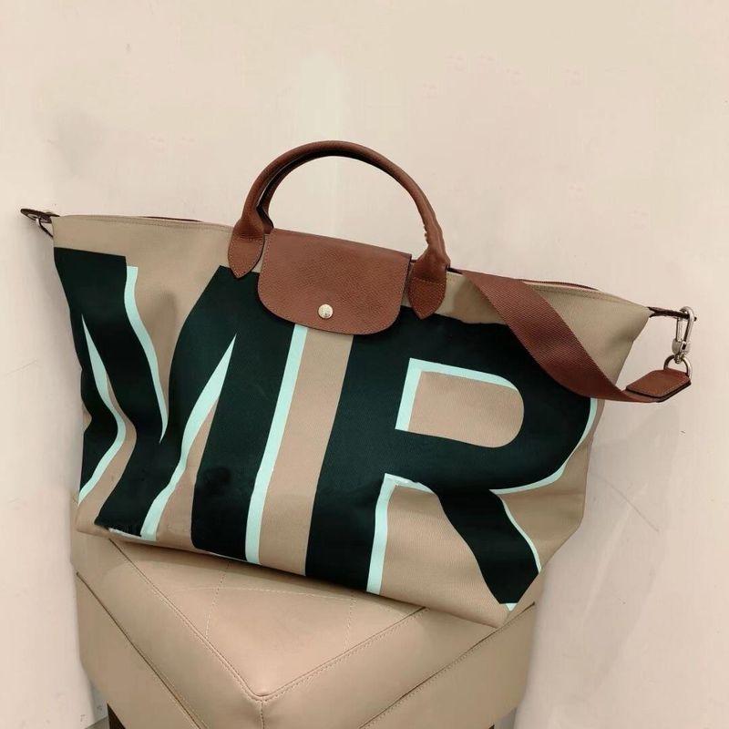 

Idle Style Travel Shoulder Tote Bag Female Letter Nylon Large-Capacity Crossbody Bag Travel Stylish Commuting Large Bag Khaki