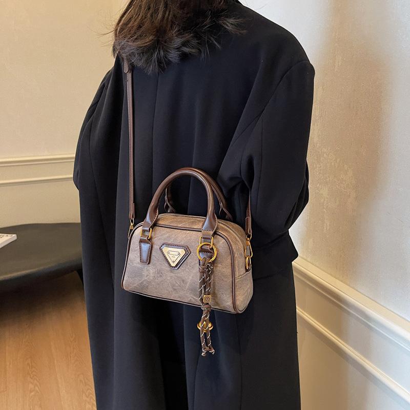 Feeling retro small bag women 2025 new autumn and winter popular versatile messenger bag super fire portable bowling bag