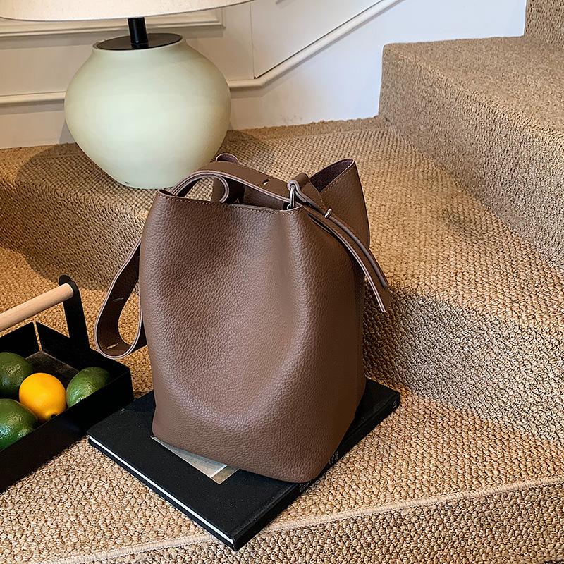 Bag Women's Large Capacity 2025 New Autumn and Winter Retro Shoulder Underarm Bag Mother and Child Bag Popular Commuter Bucket Bag