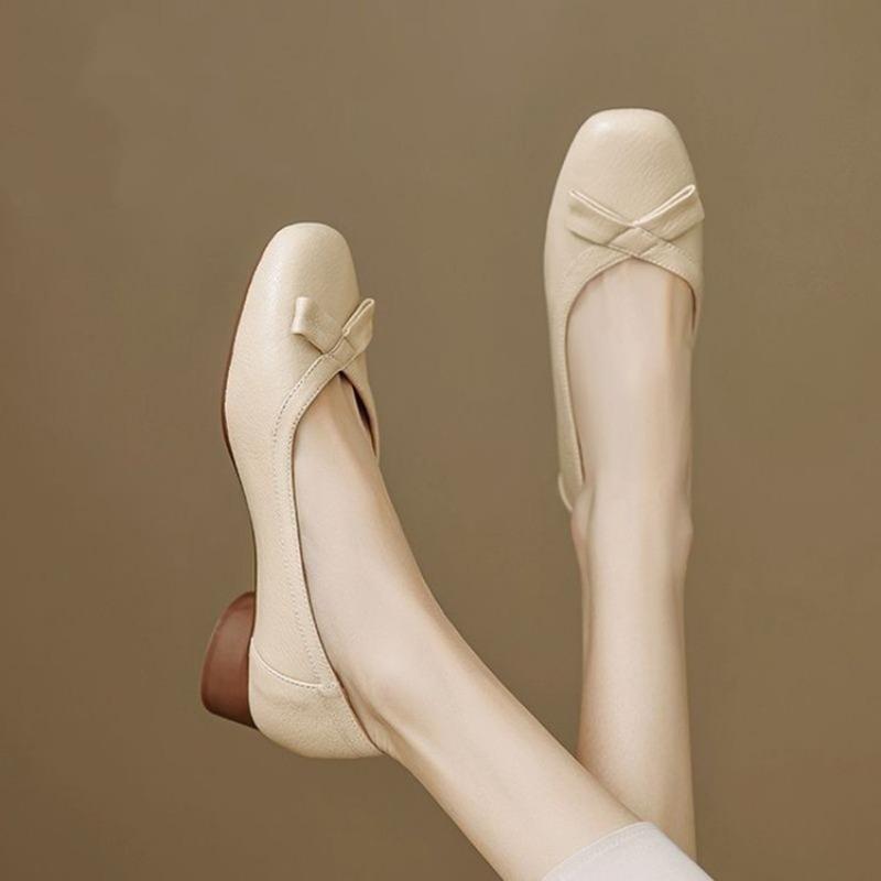 

Autumn soft-soled spliced leather shoes women s new bow, light mouth single shoes, low heel square head shoes 40
