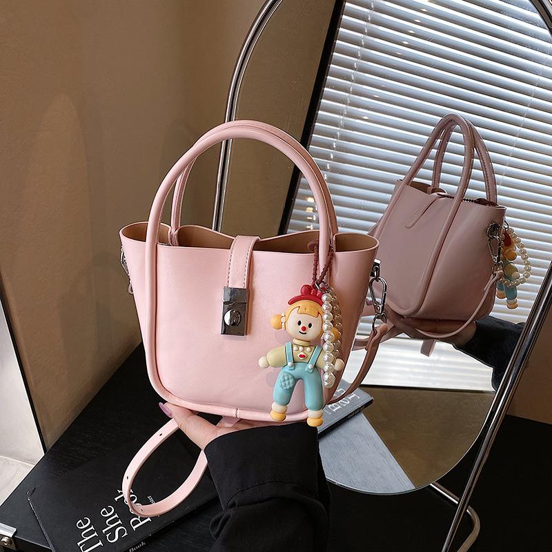 Högklassig liten väska dam 2025 ny mode mångsidig axelremsväska sommar populär handväska hinkväska
