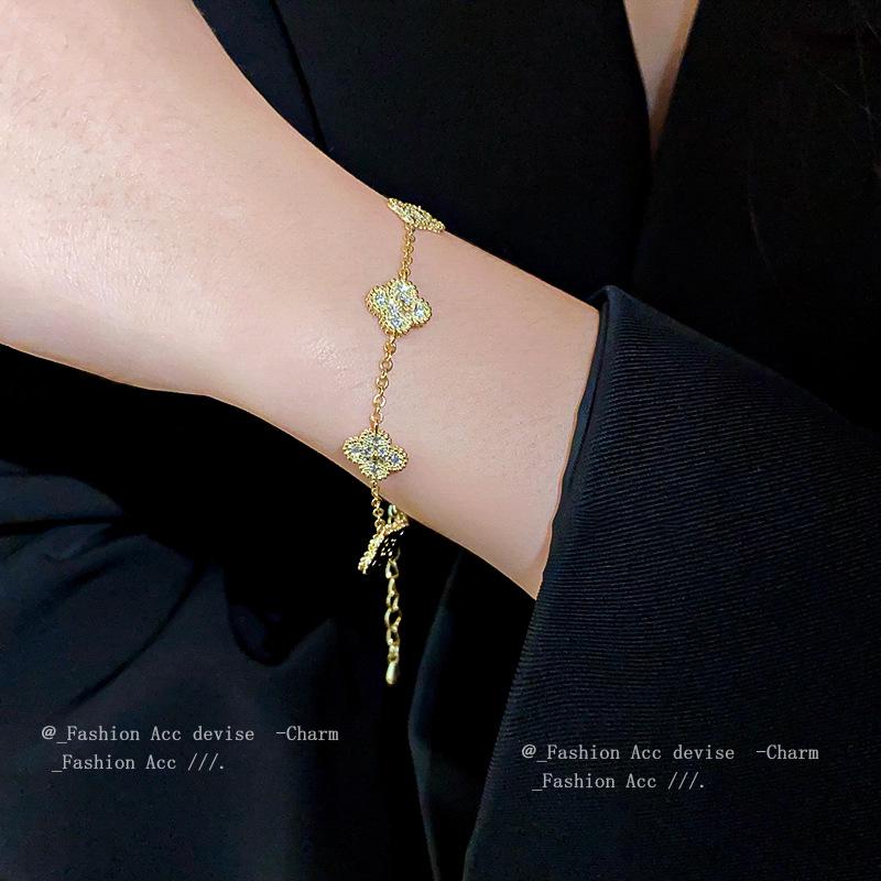 Luxusní náramek čtyřlístek s diamanty ze zirkonu: Elegantní módní design & šperky pro každou příležitost