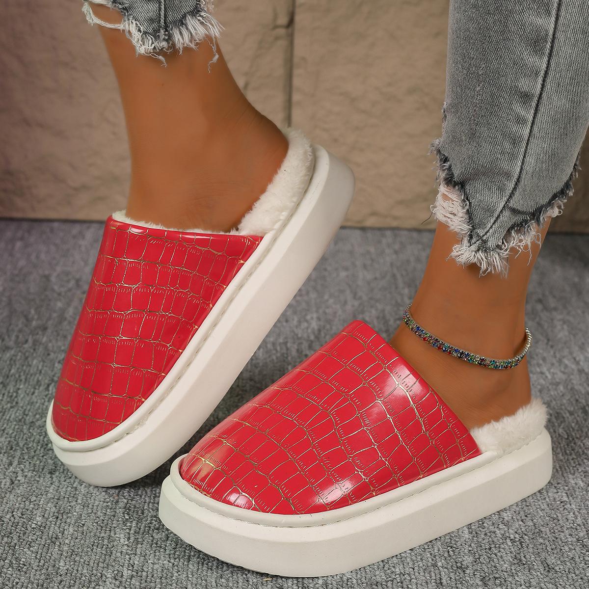 

2024 Новые женские зимние тапочки для дома из искусственной кожи, водонепроницаемые хлопковые тапочки, теплые домашние меховые пары, нескользящие тапочки на платформе 42-43 красный