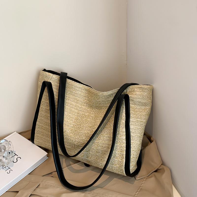 

Корейская версия персонализированной повседневной соломенной плетеной сумки-тоут контрастного цвета большой вместимости для женщин, новая модная фактурная весенняя сумка через плечо 2024 года чёрный