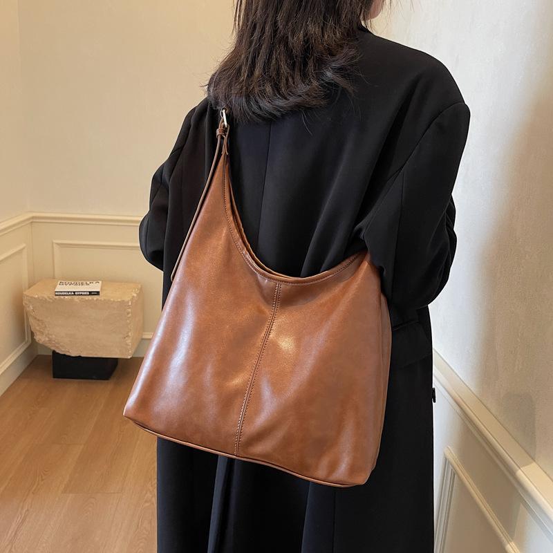 Winter Popular Oil Wax Leather Big Bag Women 2025 New Fashion Commuter Tote Bag Retro Large Capacity Armpit Bag