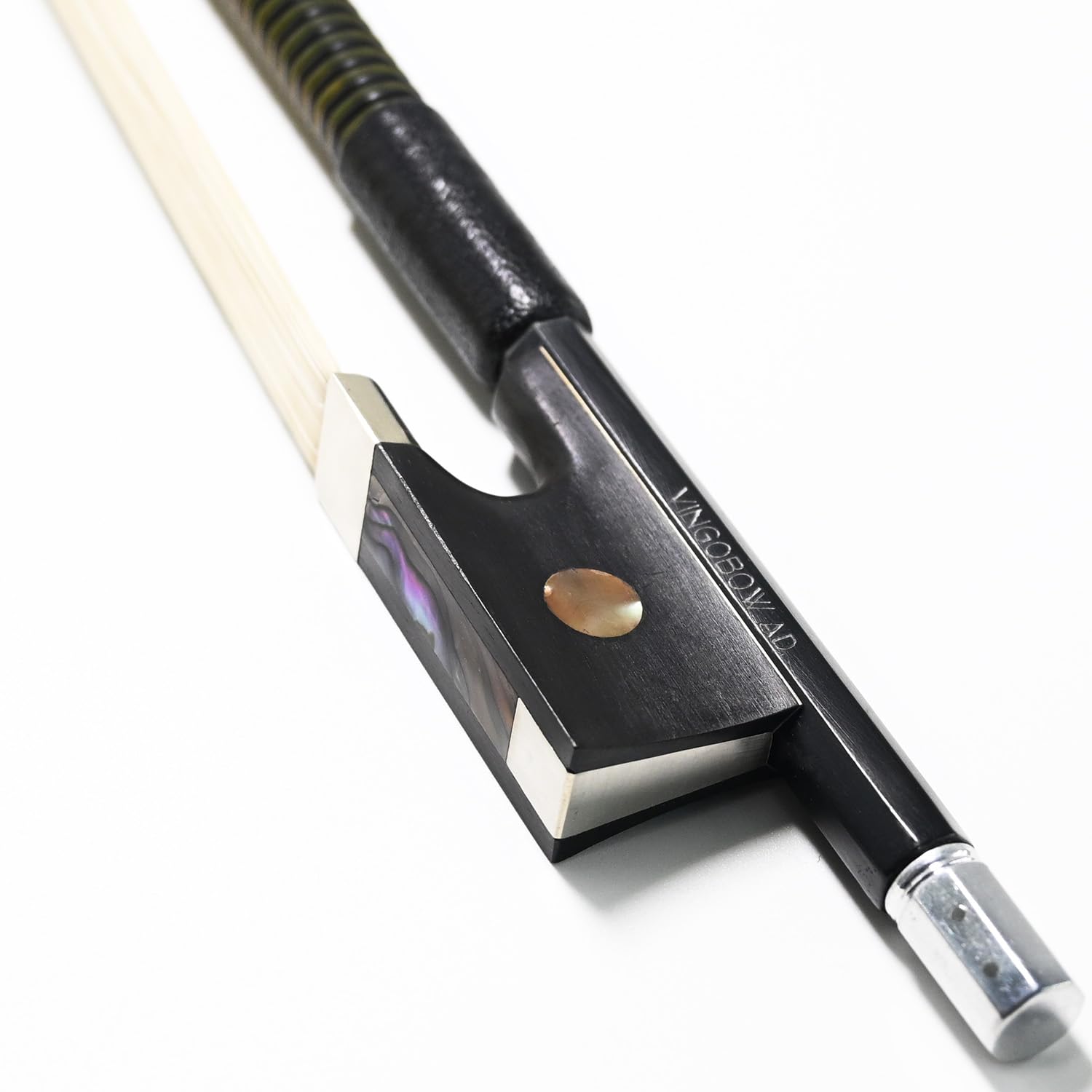 

Скрипичный смычок из углеволокна, изготовленный вручную из тщательно отобранных материалов, с уникальным внешним видом и сладким звучанием.