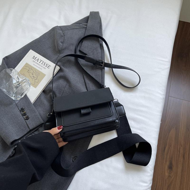 Premium sense small square bag women's 2025 new trendy Korean version wide shoulder strap shoulder bag fashionable versatile messenger bag