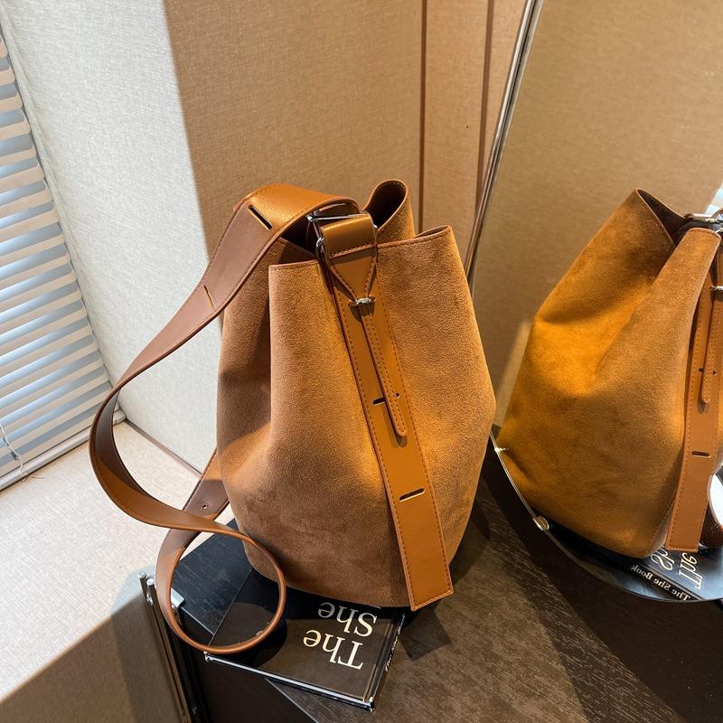 Autumn and Winter Fashion Niche Single Shoulder Matte with New Messenger Bag Design Large Capacity Bucket Bag Feeling