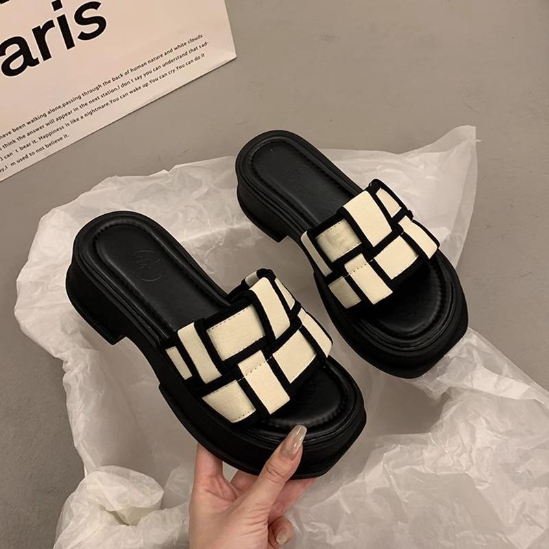 Super fire French flat bottom sandals women's summer wear fashion 2025 new niche high-end feeling going out beach slippers