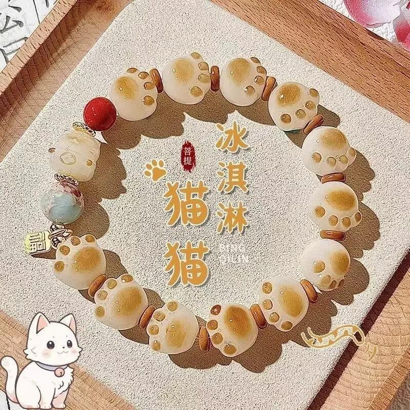 Drunk lime cat lime bracelet before the flower, cat paw holding high-value bracelet, female hand twisting finger soft bracelet.