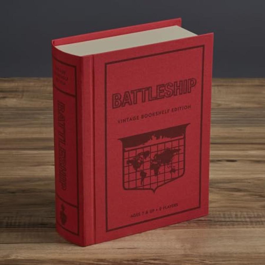 

Коллекция винтажных настольных игр на книжной полке, включающая Морской бой, Шашки, Нарды и Trivial Pursuit. Идеально подходит для семейных игровых вечеров. United States