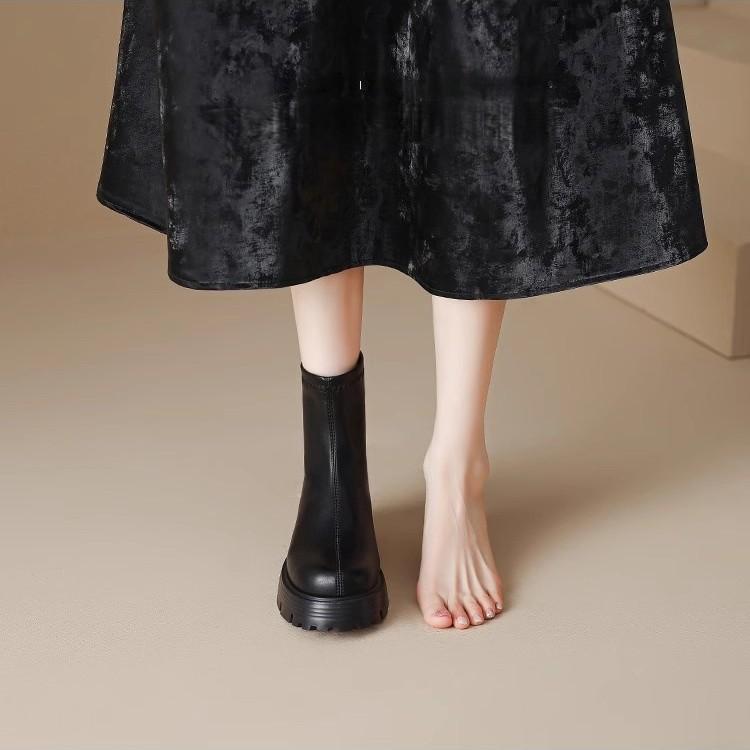 Dicke Sohle, runde Spitze, rutschfeste kurze Stiefel für Damen, Herbst 2025, neu, modisch, vielseitig, höhenvergrößernd, gebratene Straße, elastisch, lässig, Martin-Stiefel