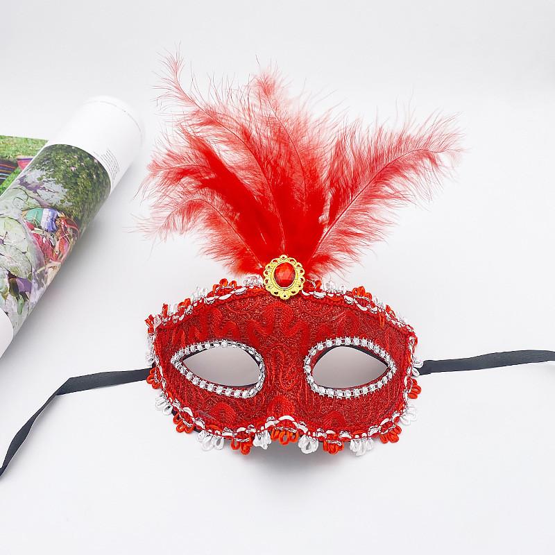 

Cute Princess Face Mask With Feather Detailing For Holiday Parties And Makeup Looks красный