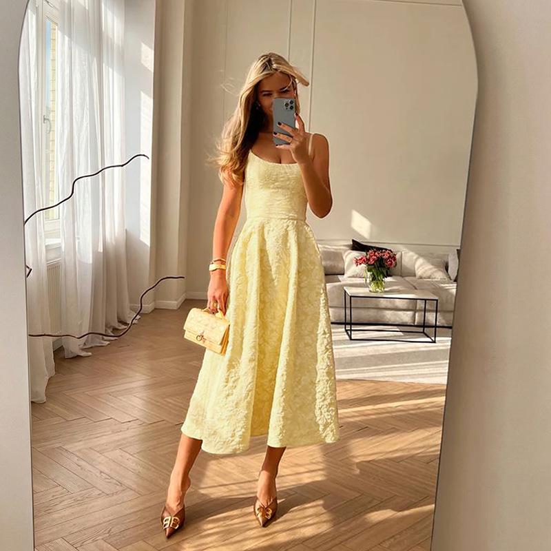 Elegantes Jacquard-Langarmkleid mit offenem Rücken und Trägern - Sommer 2026 Kollektion