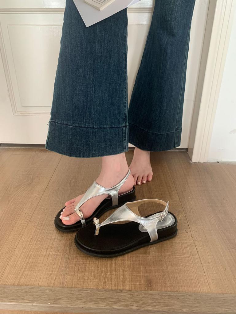 Metal buckle cover toe flat sandals summer 2025 new fashion outer wear temperament beach roman shoes cool slippers