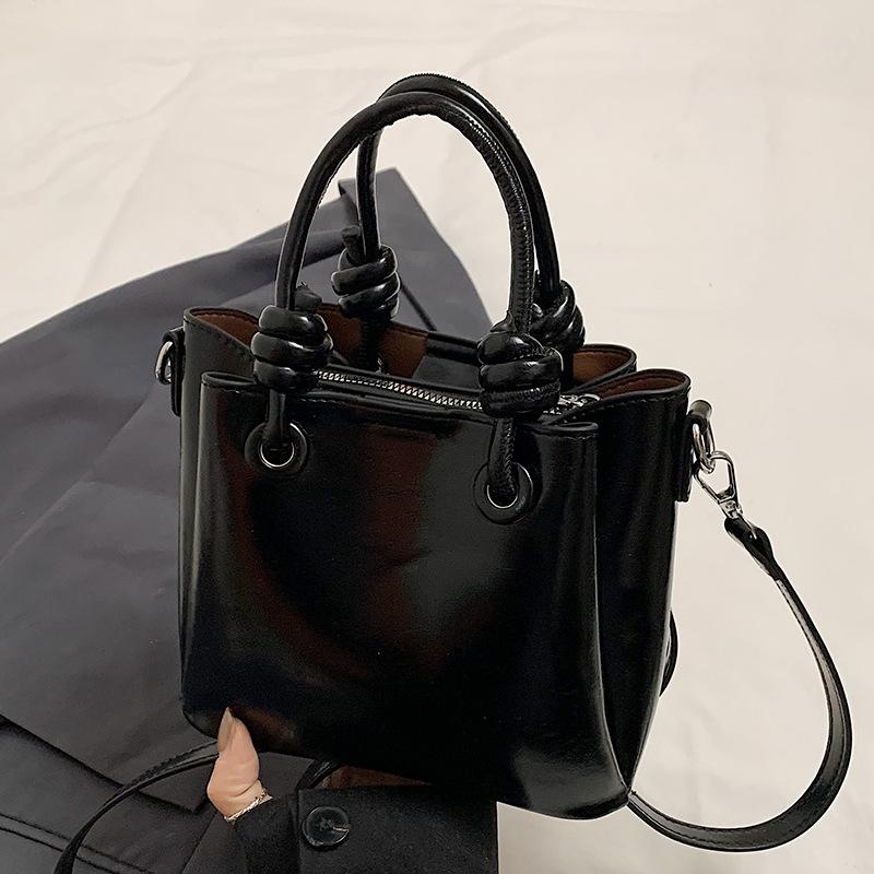 Trendy new products niche simplicity high sense Korean version sweet portable bucket bag versatile commuter foreign style messenger women's bag