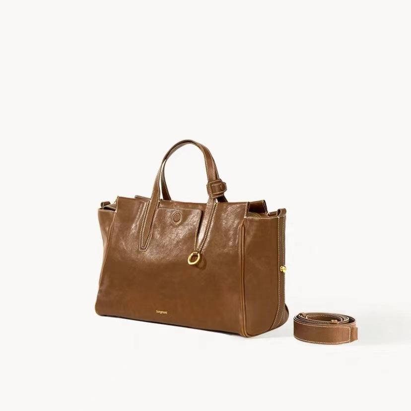 

There Are Travel Bags, Vegetable-tanned Leather Computer Bags and Commuter Single-shoulder Tote