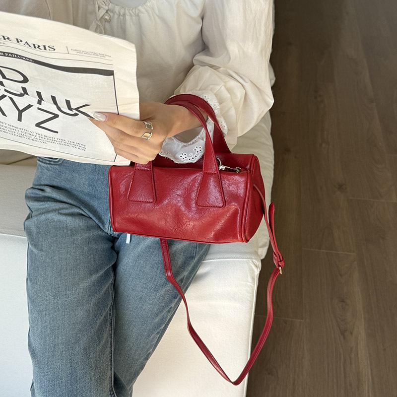 

Повседневная простая ретро сумка-тоут для поездок на работу 2025 новая высококлассная портативная сумка-багет под мышкой на одном плече женская сумка красный