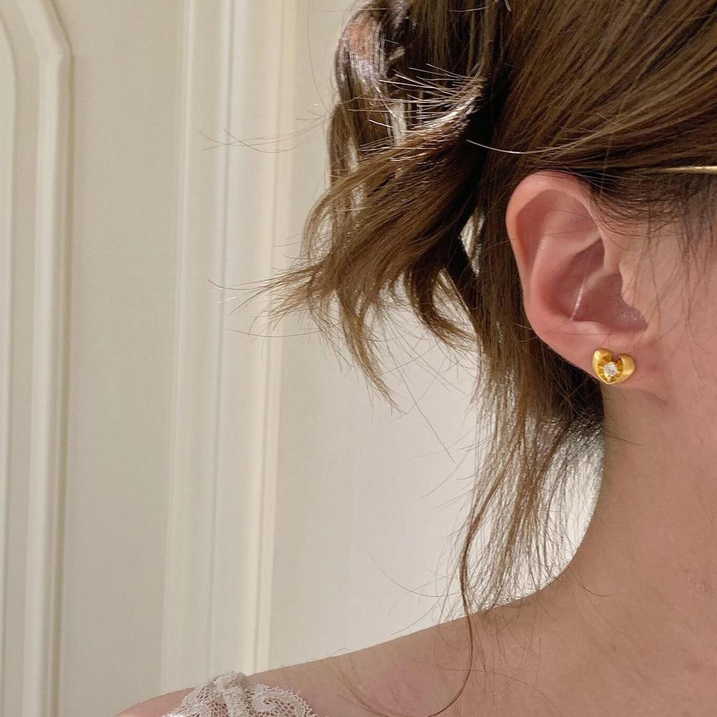 Hot-selling flash diamond floating love earrings Korean style cool feeling light luxury high-end niche niche