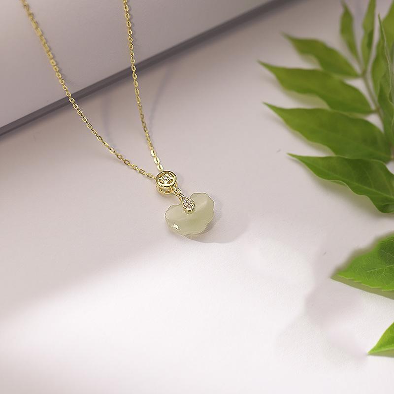 Xiangyun Ping An Schloss Weißer Jade-Halskette Chinesischer Stil Bedeutung Ruyi Schloss Anhänger Damen Altmodische Kleidung Han Element Glitzernder Diamant Schlüsselbein-Kette
