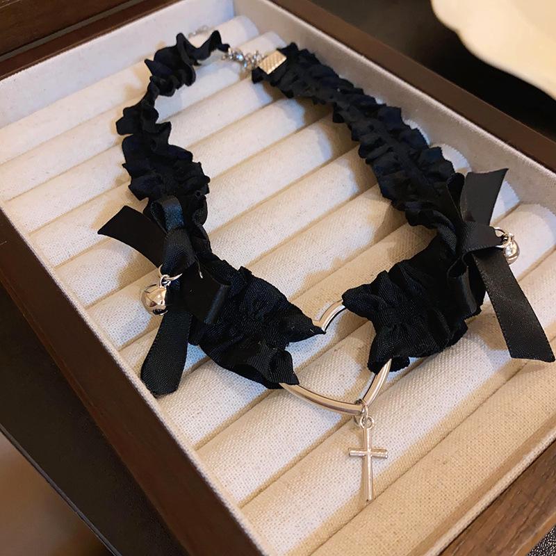 

Cool Heart Pleated Necklace: Stylish Choker with a Unique, Dark Design for Women