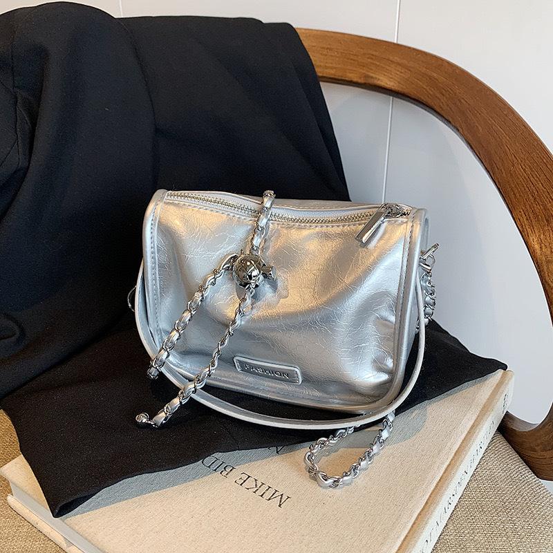 

Модная Универсальная 2025 Нишевая Простая Цепочка Дизайн На Одно Плечо Кроссбоди Премиальная Сумка-Подушка серебряный