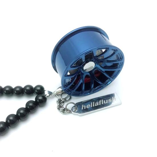 Roată de curse din aliaj, pandantiv pentru mașină, oglindă retrovizoare, accesoriu pentru agățat, mărgele negre lucioase, etichetă argintie, decorare automată, design unic