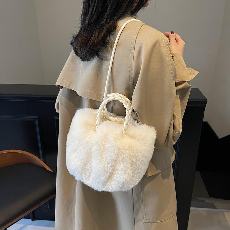 Autumn and Winter Super Fire Niche Furry Bag Women's 2025 New Versatile Messenger Bag Fashionable Portable Furry Bag