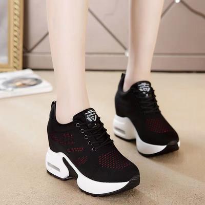 Damen Plateau-Sneakers aus schwarzem Mesh, atmungsaktiv, hoher Keilabsatz, Freizeitschuhe für den Außenbereich, höhenverstellbar, gestrickt, vulkanisierte Damenschuhe
