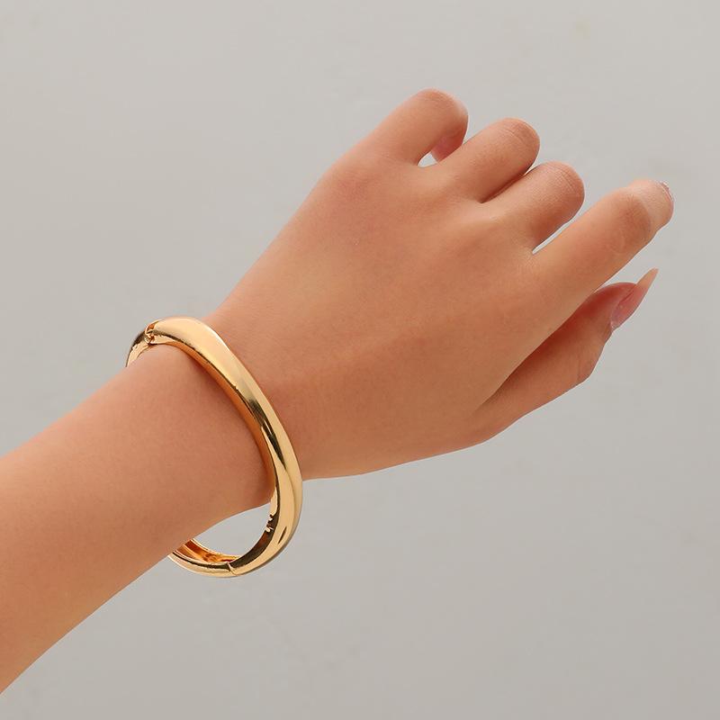 Simple and Personality Exaggerated Wide Edge Hollow Spring Alloy Bracelet Business Temperament Bracelet