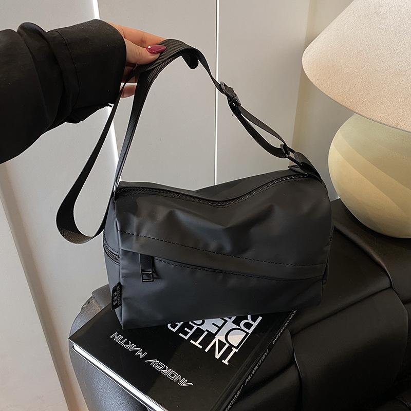 

New Simple Casual Men s and Women s Same Shoulder Bag Light Travel Crossbody Bag Stylish Portable Large Capacity Crossbody Bag Small чорний