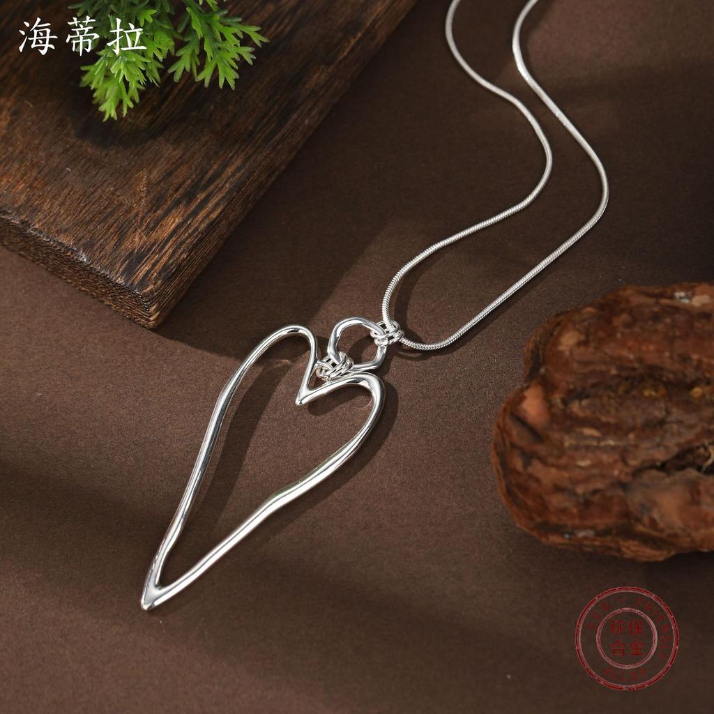 New hollow geometric love long pendant, women's simple hollow heart long necklace