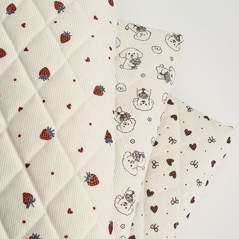 0,5m/1m/2m Gruby Sztruksowy Nadruk w Truskawki i Serca Pikowany Tkaniną Bawełnianą na Koc Ubrania Dziecięce DIY Tkanina do Szycia