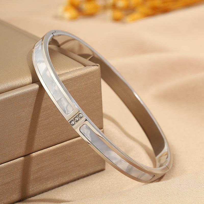 Hot-selling titanium steel bracelet, girls' high-end sense of fashion, popular light luxury in Europe and the United States, Gypsy star love diamond