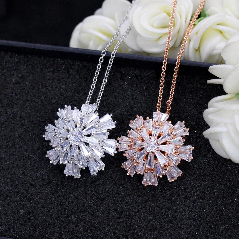 Small Fresh Jewelry Trend, Slightly Inlaid Zircon, Exquisite Three-Dimensional Snowflake Pendant