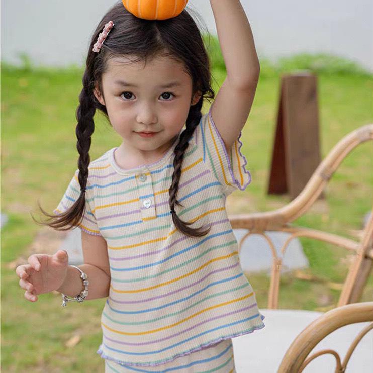 Buntes gestreiftes Sommer-Set für Mädchen: Oberteil & Schlaghose im koreanischen Stil.
