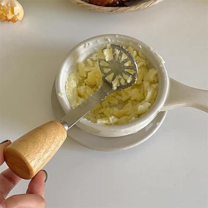 Stainless Steel Cheese Tool With Comfortable Wooden Handle Rust Resistant For Home Kitchen Party