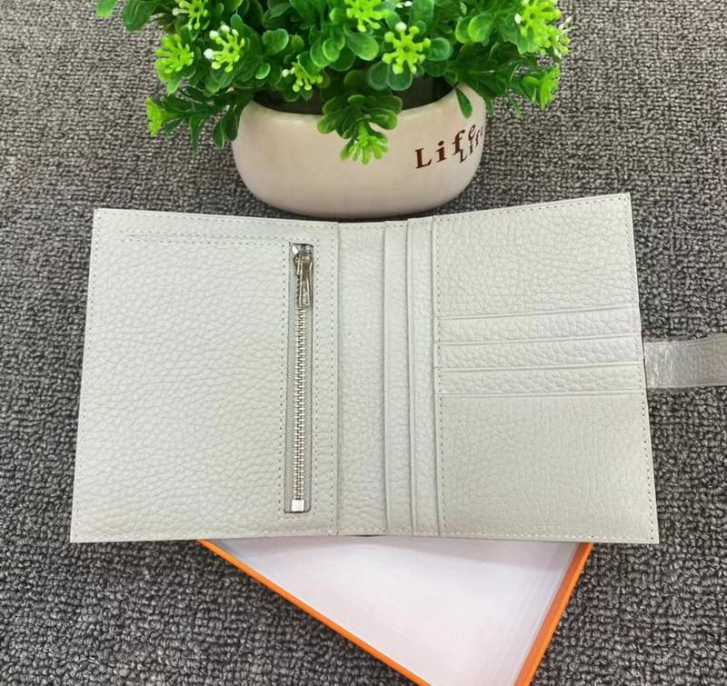 Nuovo Portafoglio Corto in Morbida Pelle di Vacchetta per Donna con Fibbia a Due Pieghe e un Piccolo Cinturino