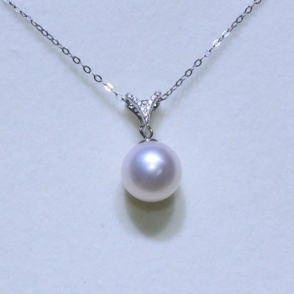 Natural freshwater pearl necklace, fresh niche V-shaped pearl pendant, round and versatile collarbone chain jewelry.