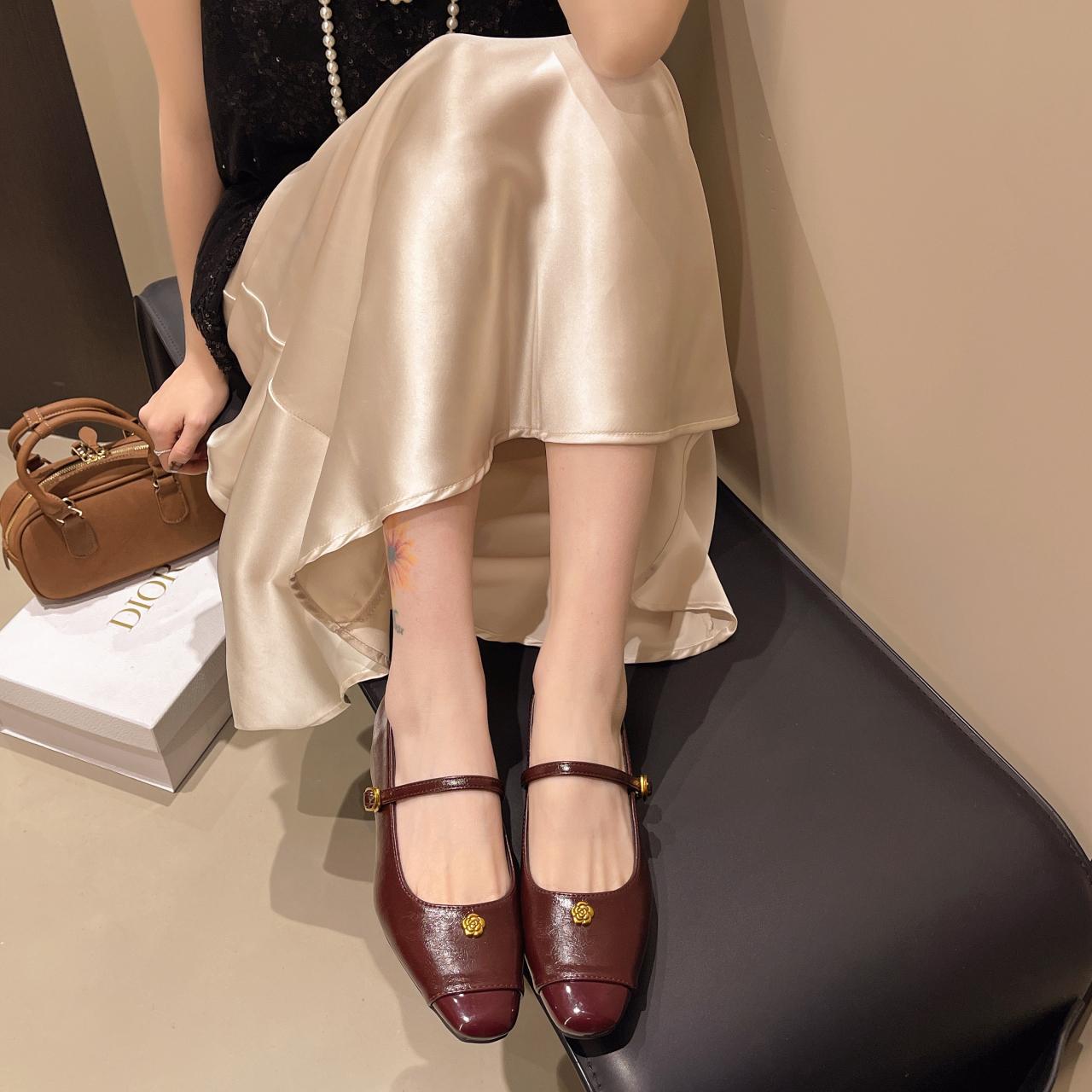 

Xiaoxiangfeng thick heel single shoes women s ladyshoes 2025 French with skirt square head shallow mouth soft leather medium heel Mary Jane shoes 40 бордовий