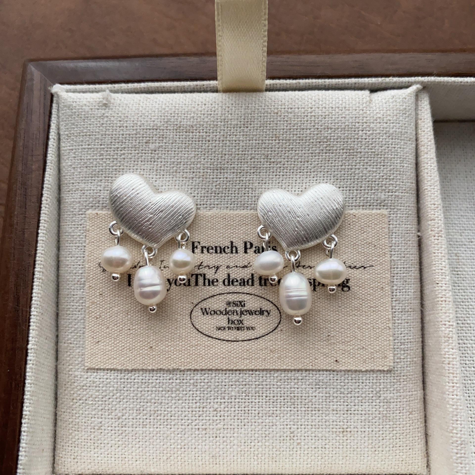 

Three-dimensional heart-shaped natural pearl fringed stud earrings, simple romantic gentle retro earrings