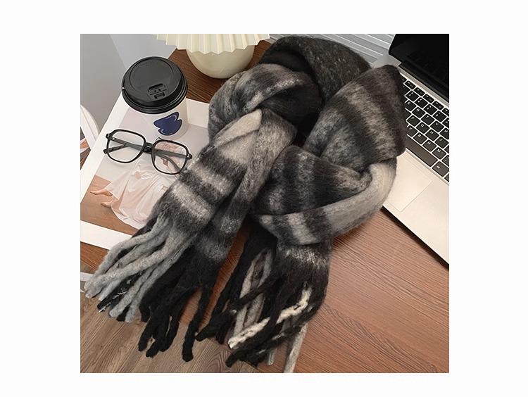 Women's Winter 2022 Korean Style Versatile Warm Scarf - High-End, Student-Friendly, Thick, Fashionable Neck Shawl for Cold Protection