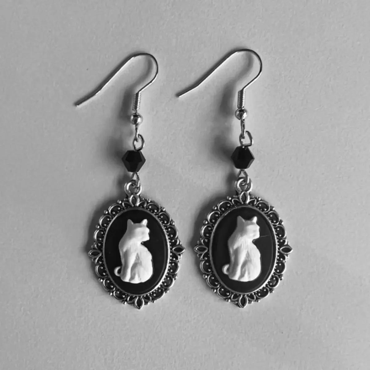 

Vintage Gothic White Cat Raven Pattern Drop Earrings Women Punk Copper Color Frame Creative Earrings Party Zircon Accessories