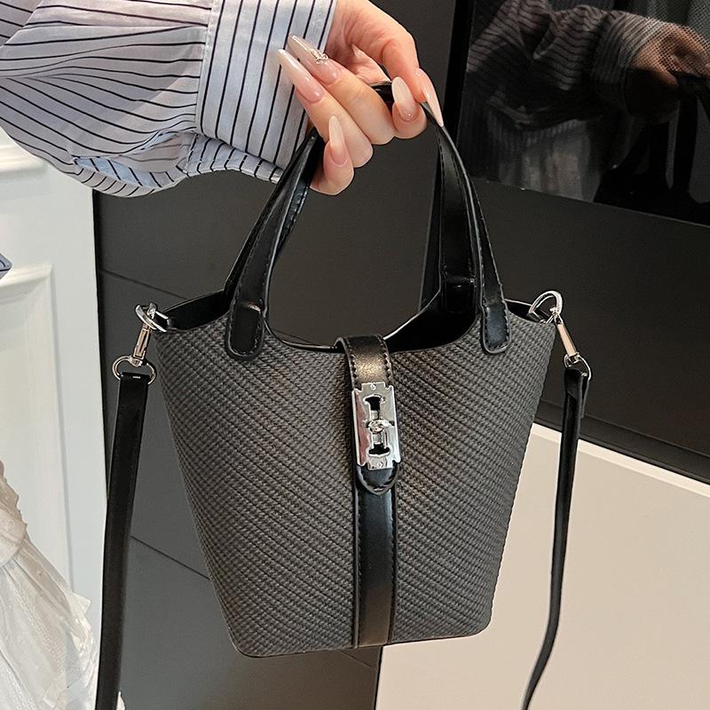 Korean version of casual high-quality temperament simple portable bucket bag women's versatile commuter messenger bag bag