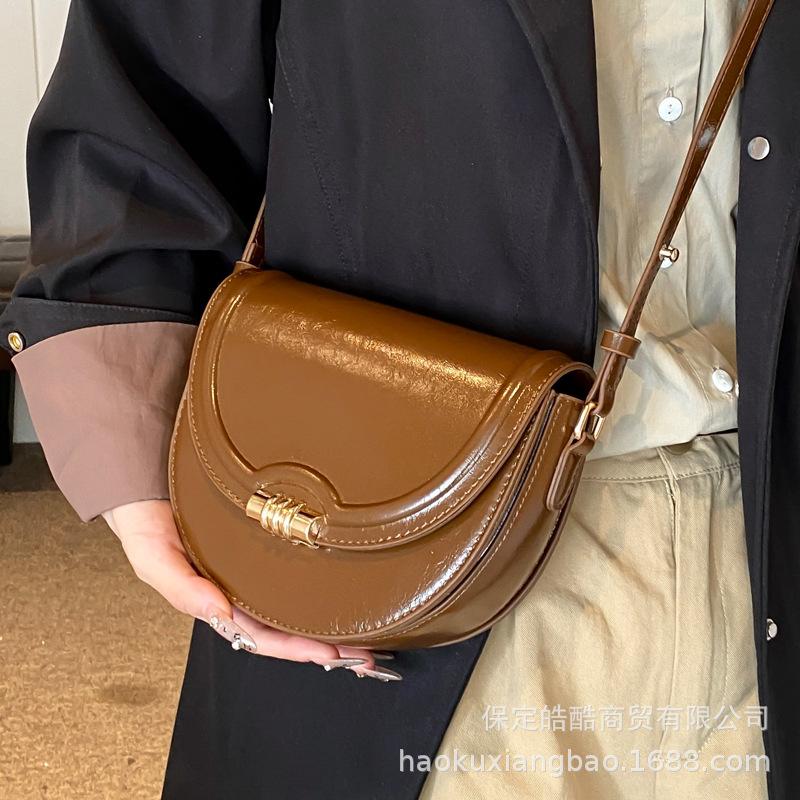 Korean niche underarm bag women's 2025 autumn and winter new trendy retro saddle bag premium foreign messenger bag bag