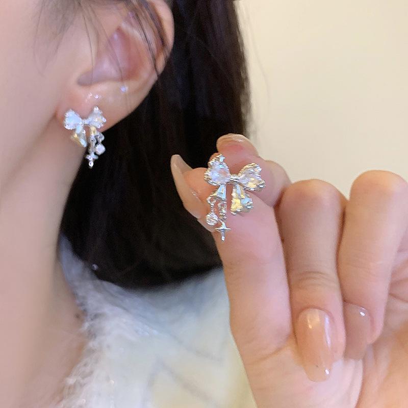 Silver Needle Cubic Zirconia Feather Dangle Earrings - Retro High-End Style, Niche Exaggerated Design for Women.