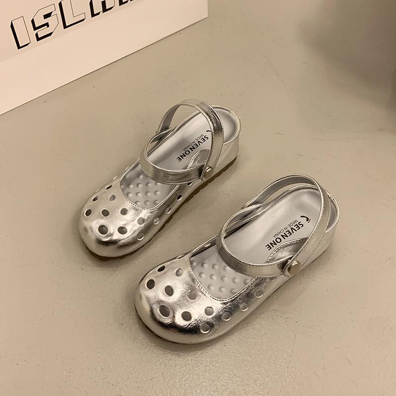 Internetová celebrita černá vnitřní zvýšená taška hlava ploché dno otvor pantofle dámské letní nošení 2025 nové retro Birkencool pantofle