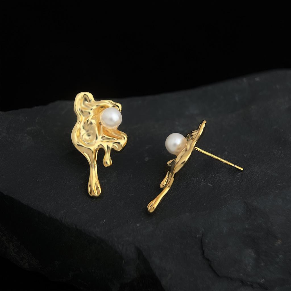 

Серьги-пусеты из лавы с толстым 18-каратным покрытием и нерегулярной текстурой - Высокая мода для женщин