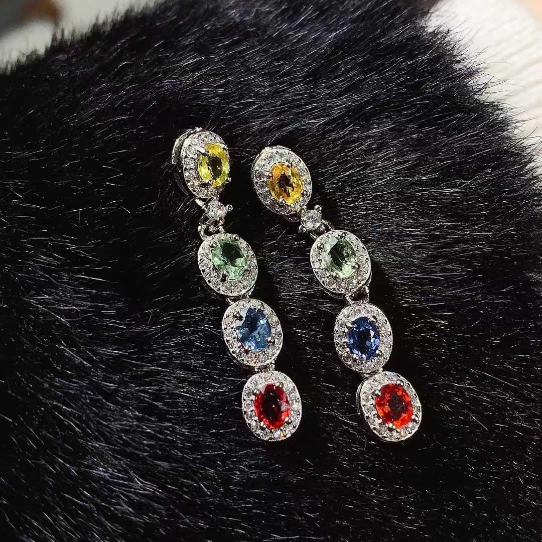

Серьги из серебра 925 пробы с сапфирами: Роскошный дизайн с ощущением высокого качества, серьги-гвоздики и серьги-подвески с цветными драгоценными камнями из коллекции Bustling.