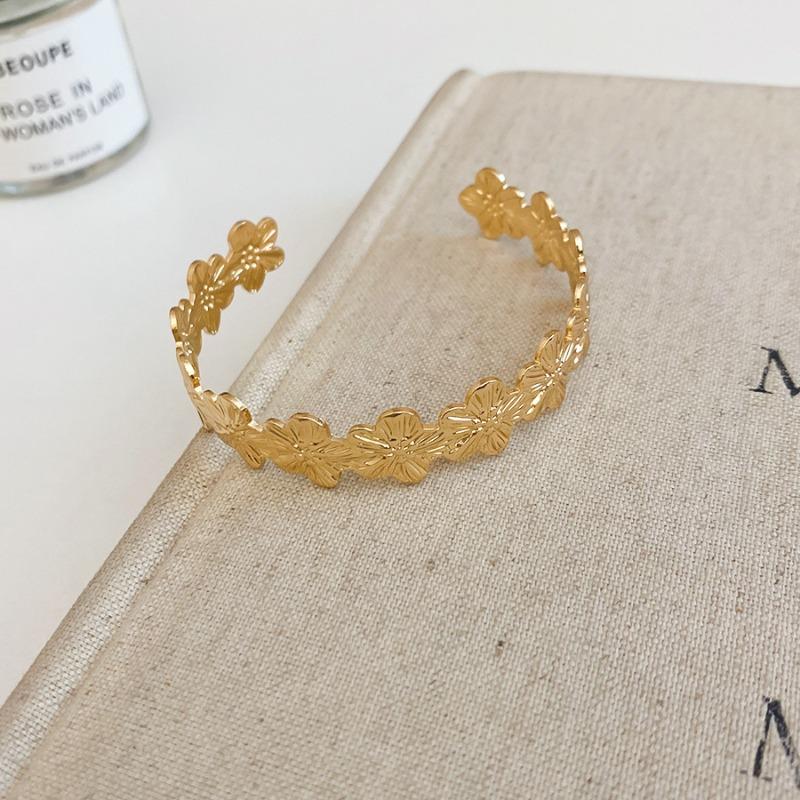 Cold wind metal pleated hollow flower opening bracelet unique light luxury high-end bracelet temperament jewelry